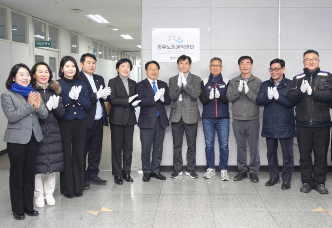 강기정 광주광역시장이 18일 오후 광산구 하남근로자종합복지관 대강당에서 열린 ‘광주노동권익센터 비전선포식’에 앞서 광주노동권익센터 현판 제막식을 하고 있다./사진=광주시