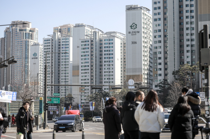 서울과 부산, 대구의 초역세권 아파트 매매가격 상승률이 지역 내 평균 상승률을 크게 웃도는 것으로 조사됐다. 사진은 지난 13일 서울 송파구 잠실동 아파트. /사진=뉴시