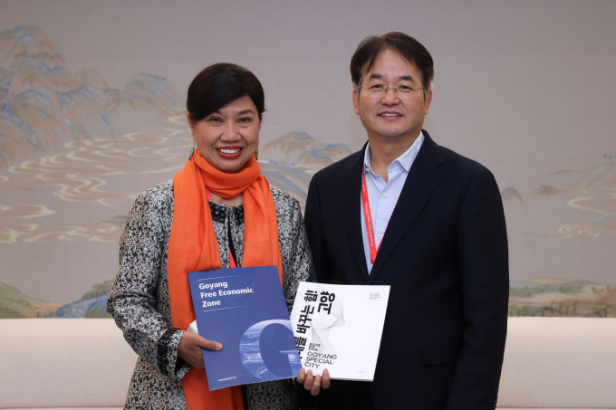 이동환 고양특례시장(오른쪽)이 2023년 11월 버나디아 찬드라데위 UCLG ASPAC 사무총장(왼쪽)과 고양시 UCLG ASPAC 유치제안을 위해 면담을 가지고 기념촬영을 하고 있다. /사진제공=고양시