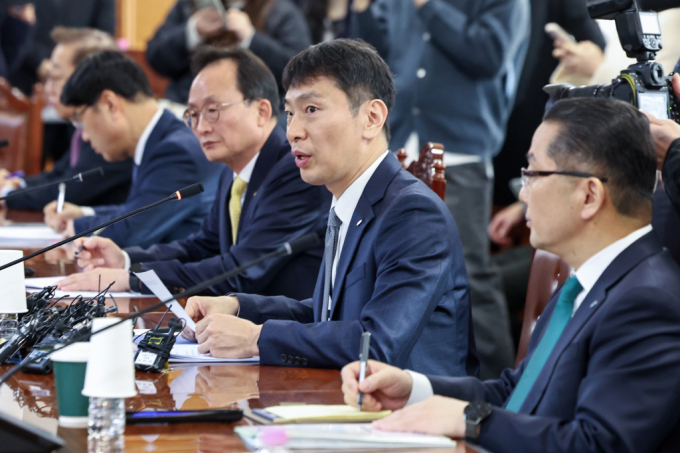 이복현 금융감독원장이 19일 오전 서울 중구 은행회관에서 열린 '금융감독원장-은행장 간담회'에서 모두발언을 하고 있다. /사진=뉴스1