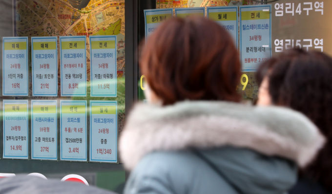 서울 시내의 한 부동산 앞에 오피스텔 매물 가격표가 붙어있다./사진=뉴시스