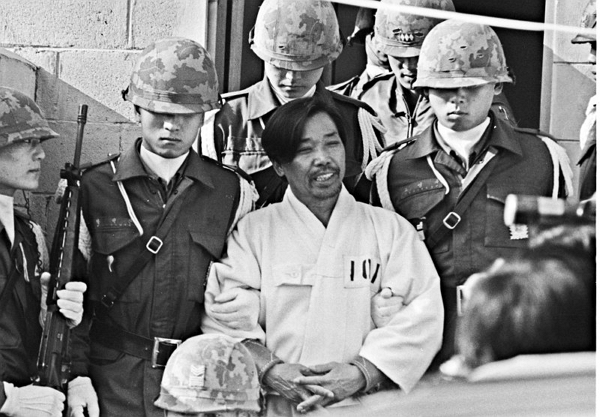 10·26 사건으로 사형을 선고받은 김재규 전 중앙정보부장에 대한 재심이 열린다. 사진은 김재규 전 중앙정보부장이 1979년 12월20일 육군본부 계엄 보통군법회의(재판장 김영선 중장)에서 선고공판을 받기 위해 포승에 묶여 걸어오며 웃고 있는 모습. /사진=뉴시스