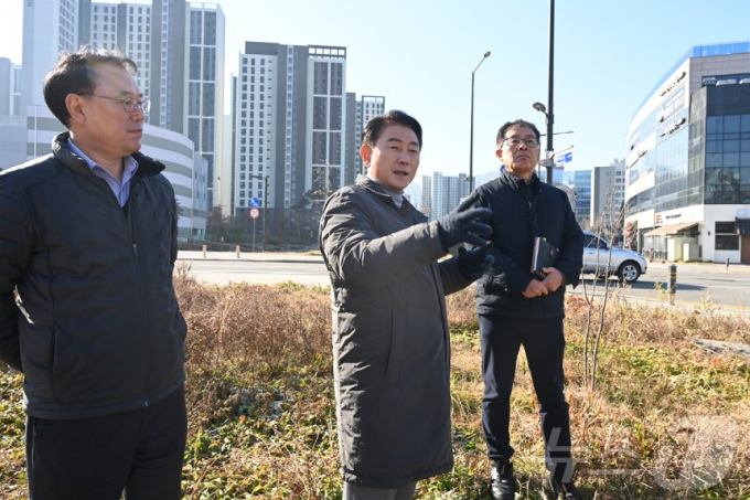 김동근 의정부시장이 나눔주차장 시범사업 대상지인 고산공공택지지구 일원을 점검하고 있다. /사진제공=의정부시