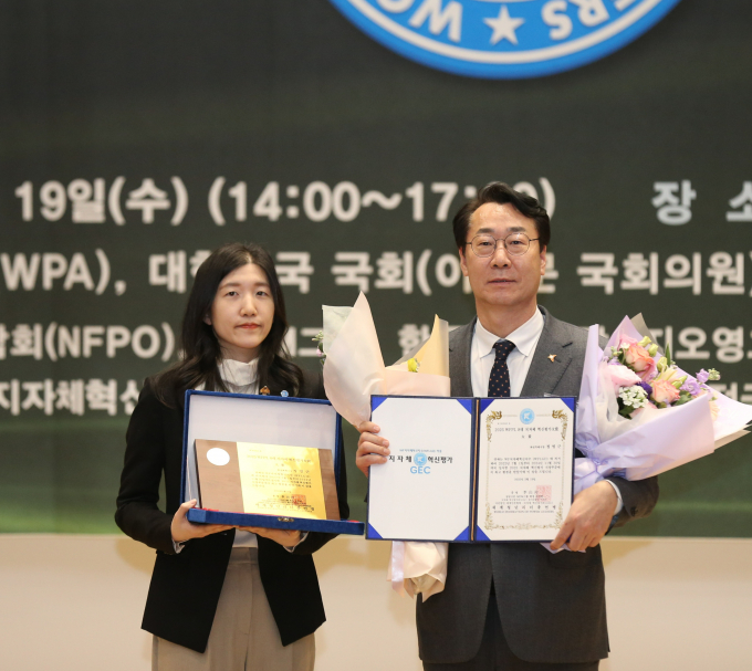 정명근 화성특례시장(오른쪽)이 19일 국회의원회관 대회의실에서 개최된 '2025 WFPL 8대 지자체 혁신평가'에서 최고 영예인 '대상(大賞)'을 수상하고 있다. /사진제공=화성특례시 
