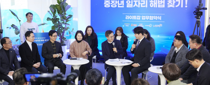김동연 경기도지사와 베이비부머 세대 타운홀 미팅 모습.  /사진제공=경기도