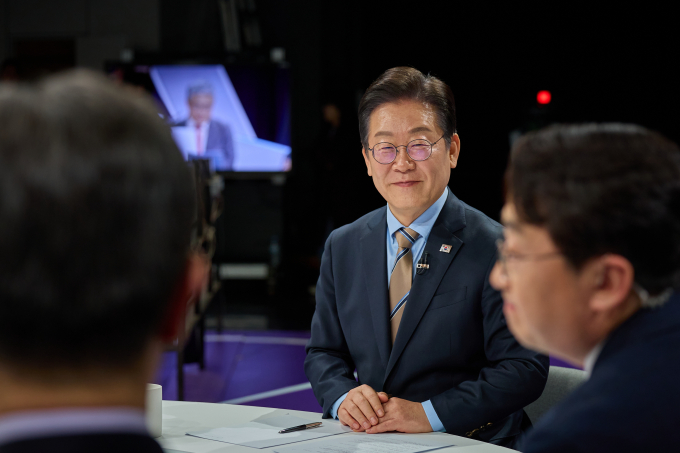이재명 더불어민주당 대표가 개헌 의지와 관련해 지금은 때가 아니라는 입장을 보였다. 사진은 이 대표가 지난 19일 서울 마포구 MBC 100분 토론에 출연한 모습. /사진=뉴시스(더불어민주당 제공) 