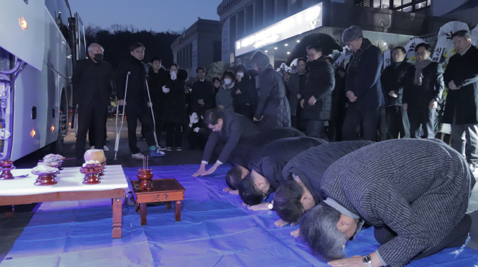 악성 민원에 시달리다 극단적 선택을 한 김포시 공무원에게 항의 전화를 한 민원인 2명이 벌금형 처분을 받았다. 사진은 지난해 3월8일 오전 6시 김포시청에서 숨진 공무원의 노제가 진행된 모습. /사진=뉴스1(김포시 제공)