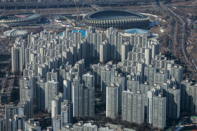 집값이 하락할 것이라고 예상하는 소비자가 상승할 것이라고 보는 이들보다 많아졌다. 사진은 지난 13일 서울 송파구 롯데월드타워 전망대 서울스카이에서 바라본 잠실동 아파트./ 사진=뉴시스