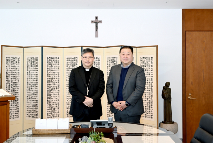 김경일 파주시장(오른쪽)이 19일 정순택 천주교 서울대교구  대주교(왼쪽)와 2027 서울 세계청년대회 폐막 미사 유치건에 대해 논의한 뒤 기념촬영을 하고 있다. /사진제공=파주시
