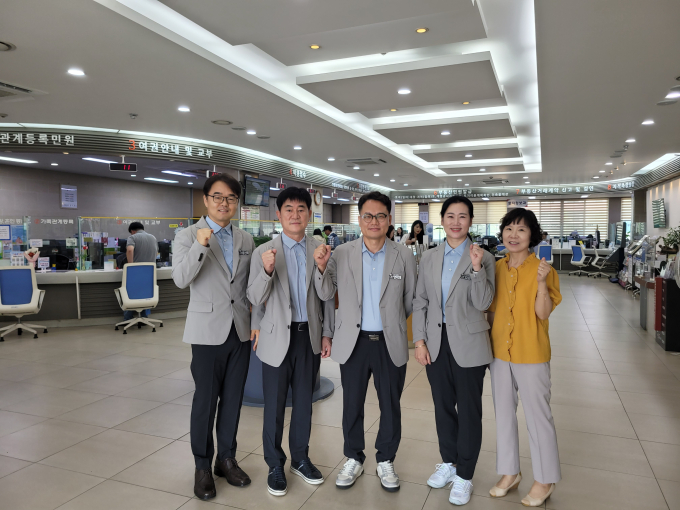 경북 구미시 원스톱 민원팀원들이 청사내 민원실에서 포즈를 취하고 있다/사진제공=구미시