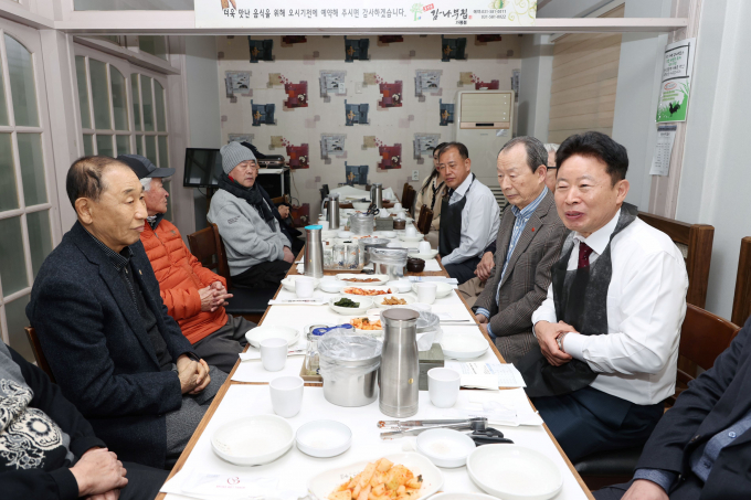 서태원 가평군수(앞줄 오른쪽)가 19일 제106주년 3‧1절을 기념해 가평군 광복회원 10여 명과 간담회를 개최하고 얘기를 나누고 있다. /사진제공=가평군