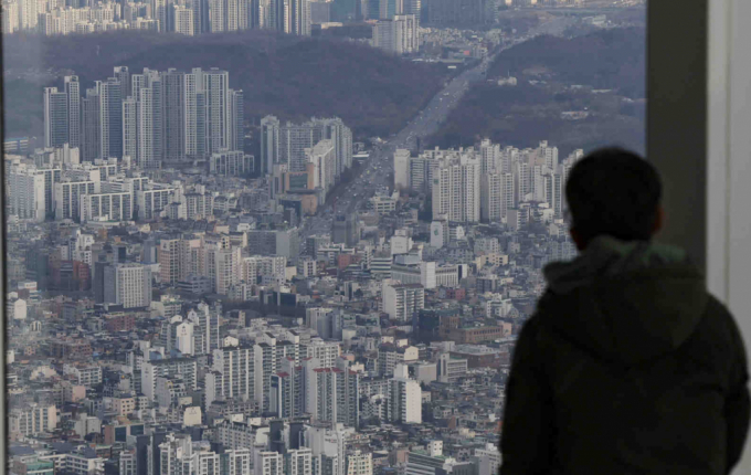  서울 송파구 롯데월드타워 전망대 서울스카이에서 시민들이 서울 시내를 살펴보고 있다.  /사진-뉴시스