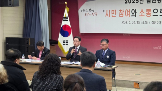 강수현 양주시장(가운데)이 윤창철 양주시의회 의장(왼쪽), 지상민 회천2동장(오른쪽)이 참석한 가운데 20일 오전 회천2동 복합청사에서 열린 읍면동 순회간담회에서 질문에 답을 하고 있다. / 사진제공=양주시 