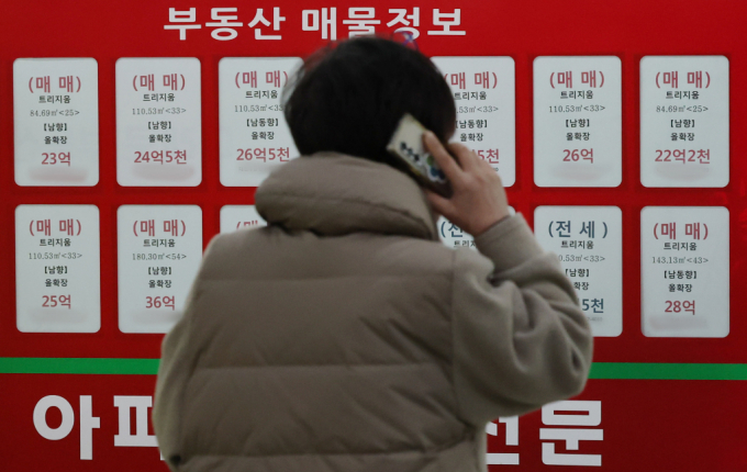 사진은 지난 13일 서울 송파구의 한 부동산중개업소에 잠실 아파트단지 매물 정보 모습. /사진=뉴스1