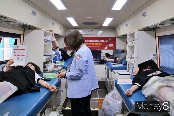 광주신세계 임직원들이 대한적십자사 광주전남혈액원 차량에서 사랑의 헌혈 캠페인에 참여하고 있다/사진=광주신세계 제공.