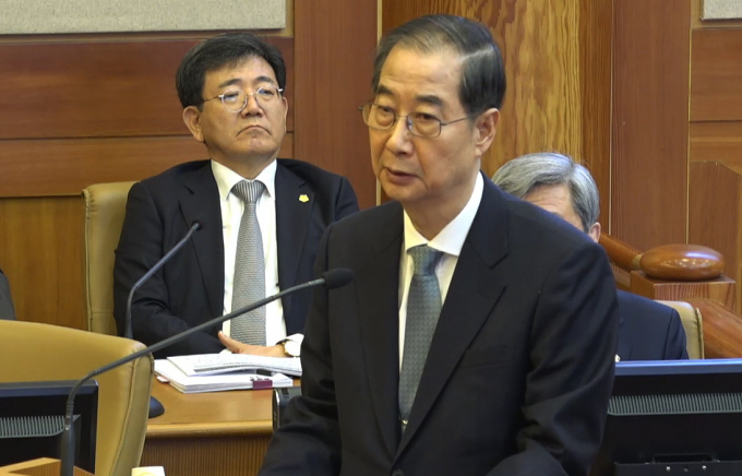 한덕수 국무총리가 '12·3 비상계엄' 선포 국무회의 당시 참석한 인원 모두가 만류했다고 밝혔다. 사진은 한 총리가 지난 19일 서울 종로구 헌법재판소 대심판정에서 열린 탄핵심판 1차 변론 기일에서 발언하는 모습. /사진=뉴스1(헌법재판소 제공)