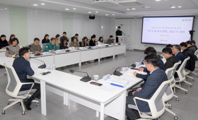 고광완 광주시행정부시장이 20일 오전 시청 소회의실에서 열린 ‘대·자·보 도시 광주 추진 전담팀(TF) 회의’에 참석해 대자보 도시 정책에 대한 공감대 확산전략을 공유하고 관계기관 간 협업방안 등을 논의했다./사진=광주시