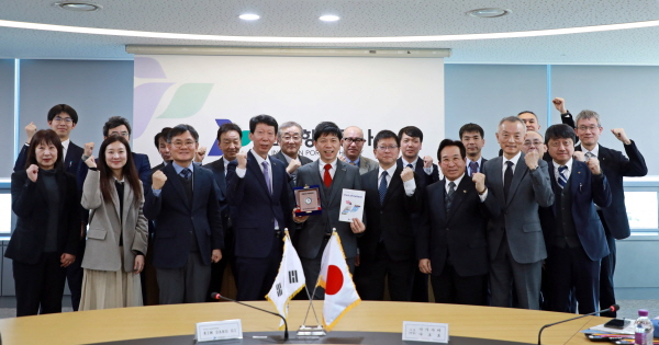 IPA 임직원들이 미카와항 사절단과 기념촬영을 하고 있다. /사진제공=인천항만공사