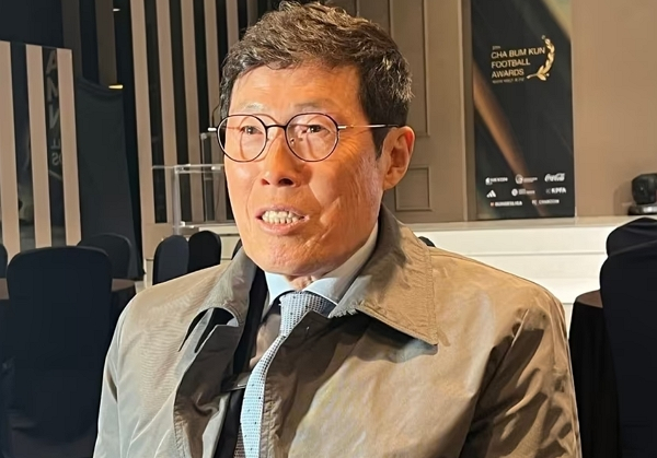 차범근 전 축구 국가대표팀 감독이 '계엄군 체포 대상'에 포함된 것과 관련해 "행복한 삶을 뺏길 뻔했다"고 말했다. 사진은 차 전 감독이 20일 열린 제37회 차범근 축구상 시상식을 마친 뒤 취재진과 인터뷰하는 모습. /사진=뉴스1