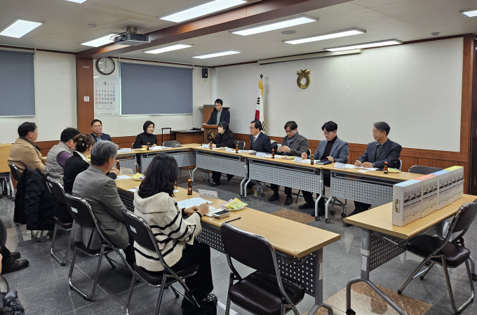  가평군 주요 관광지 10곳 대표들이 지난 20일 2025년 관광정책 방향과 관광 활성화 방안을 논의하고 있다. /사진제공=가평군