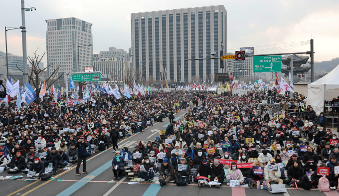 서울경찰청이 오는 22일 토요일에 서울 도심 곳곳에서 윤석열 대통령 탄핵 찬반 집회가 열린다며 교통 혼잡을 전망했다. 사진은 지난 15일 서울 종로구 광화문 일대에서 열린 윤 대통령 탄핵 촉구 집회에 참가한 시민들의 모습. /사진=뉴스1