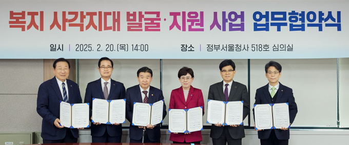 권남주 캠코 사장(왼쪽 두번째)이 20일 유철환 국민권익위원장(왼쪽 세번째) 등 관계자들과 협약식 후 기념촬영을 하고 있다./사진=캠코