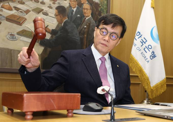 이창용 한국은행 총재가 16일 오전 서울 중구 한국은행에서 열린 금융통화위원회에서 의사봉을 두드리고 있다./사진=뉴시스