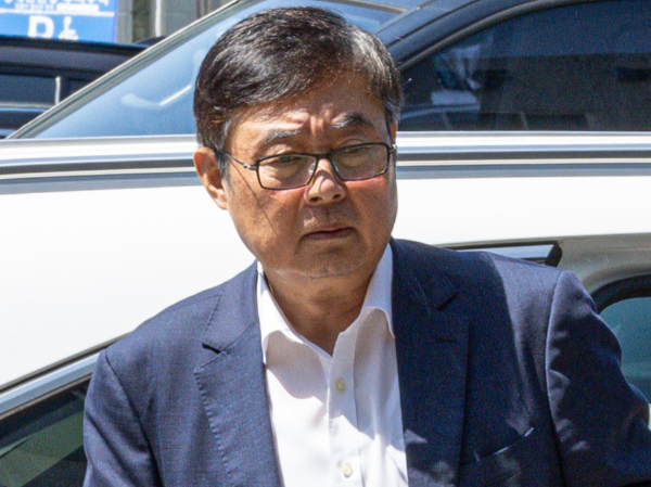 사망자 23명이 발생한 '화성 아리셀 공장 화재'와 관련해 박순관 아리셀 대표가 보석으로 풀려났다. 사진은 박순관 아리셀 대표가 지난해 8월28일 구속 전 피의자 심문(영장실질심사)을 마친 후 대기 장소인 경기도 수원시 영통구 수원남부경찰서 유치장으로 들어서고 있는 모습. /사진=뉴스1
