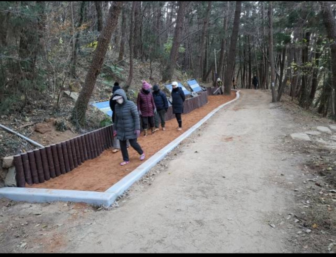 거제 고현근린공원 내 맨발산책로가 조성됐다./사진=거제시