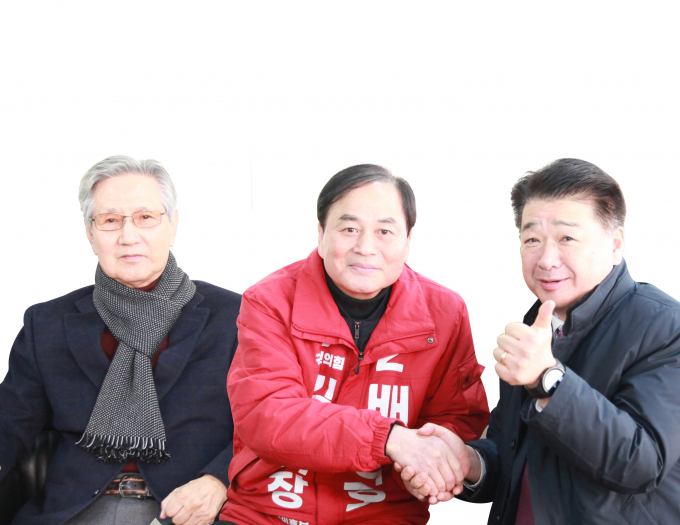배낙호 국민의힘 예비후보(가운데), 박팔용 전 김천시장(왼쪽), 나영민 시의회 의장(오른쪽)/사진제공=배낙호 선거사무소