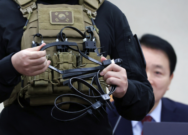12·3 비상계엄 당시 국회에 출동했던 707 특수임무단이 들고 온 케이블 타이가 포박용이 맞다는 주장이 제기됐다. 사진은 제422회 국회(임시회) 국방위원회 제3차 전체회의에서 박선원 더불어민주당 의원실 비서관이 케이블타이 원리의 플라스틱 수갑을 들어 보이는 모습. /사진=뉴시스