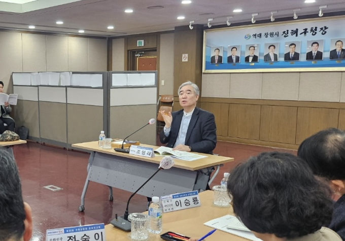 조명래 창원시 제2부시장이 21일 진해구청에서 진해군항제 축제 점검 회의를 하고 있다./사진=창원시