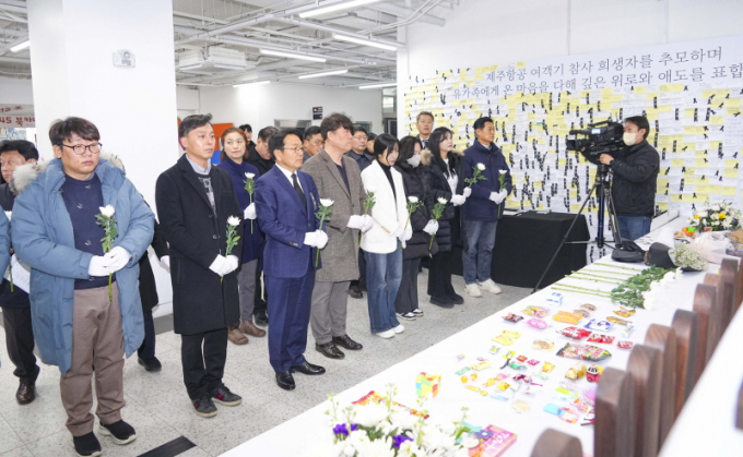 강기정 광주광역시장(앞줄 왼쪽 세번째)이 21일 오전 동구 전일빌딩245에 마련된 12·29 제주항공 여객기 참사 합동분향소를 찾아 박한신 유가족대표 등 유족들과 헌화를 하고 있다./사진=광주시