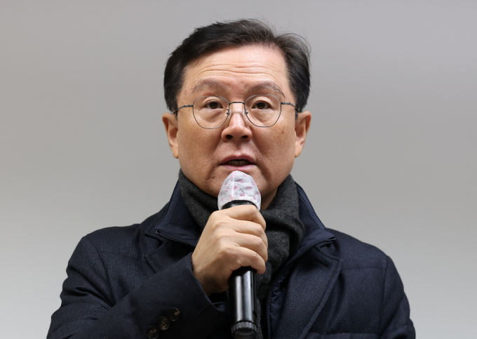 고위공직자범죄수사처(공수처)가 윤 대통령에 대한 압수수색 영장, 통신영장 등을 서울중앙지법에 청구했지만 기각당했다. 이에 윤석열 대통령 측이 오동운 공수처장과 관계자들을 고발하겠다고 말했다. 사진은  윤 대통령 법률대리인인 윤갑근 변호사가 21일 서울 서초구 스페이스쉐어 강남역센터에서 가진 긴급 기자회견에서 발언하는 모습. /사진=뉴스1