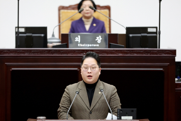김대영 인천시의원이 21일 ‘인천시의회 제300회 임시회’ 2차 본회의 5분 발언을 통해 유정복 시장의 인사 행정을 강하게 비판하고 있다. /사진제공=인천시의회 