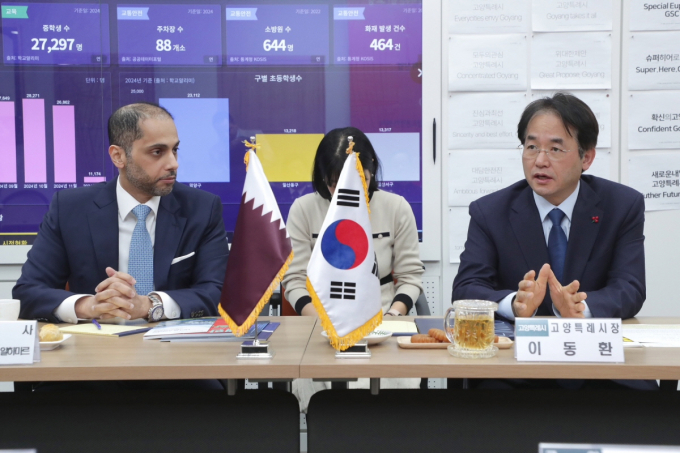 이동환 고양특례시장(오른쪽)이 칼리드 빈 이브라힘 알하마르 주한 카타르 대사(왼쪽)를 접견하고 양국의 협력 관계 발전 방안을 논의하고 있다. / 사진제공=고양특례시