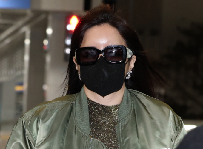 투애니원 박봄이 해외 일정을 위해 21일 인천국제공항 제2여객터미널을 통해 마카오로 출국하고 있다. /사진=뉴스1 권현진 기자