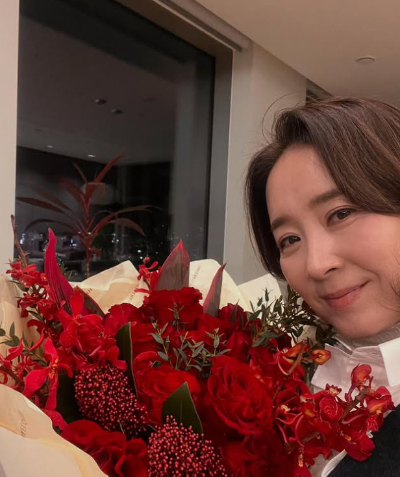 윤유선이 퇴임한 남편을 위한 선물을 준비했다./사진=윤유선 인스타그램 캡처