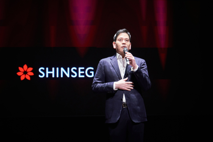 정용진 신세계그룹 회장이 신입사원들을 만나 '고객제일'의 전략을 설파했다. 정 회장이 지난 21일 '신세계 남산'에서 열린 신입사원 수료식에 참석해 질의 응답을 하고 있다. /사진=신세계그룹