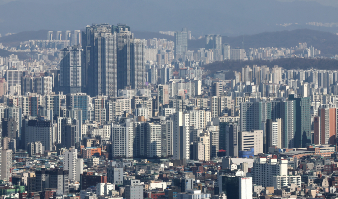 3월 수도권에 1만4395가구가 입주하며 집들이 물량이 전월 대비 3배 늘어날 것으로 예상된다. 사진은 지난 21일 오후 서울 남산에서 본 아파트 단지. /사진=뉴스1