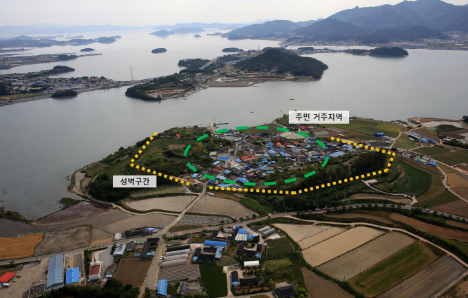                         문화유산에 둘러싸인 주민 거주지역인 전남도 기념물  이진성지/전남도
