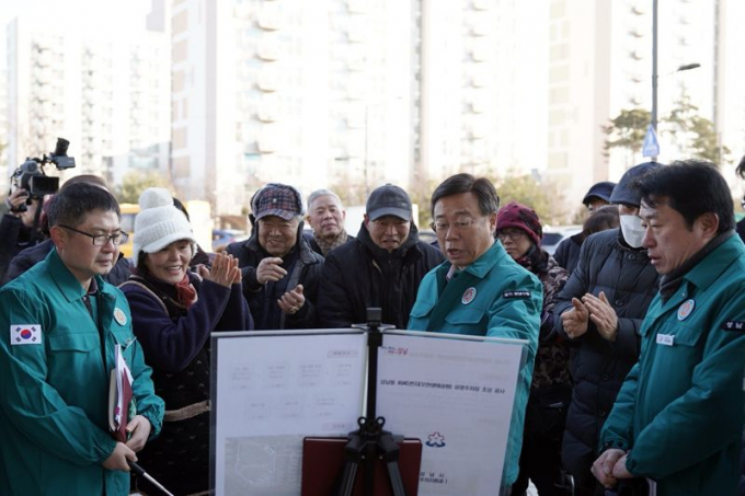 신상진 성남시장(앞줄 오른쪽으로부터 2번째)이 24일 모란시장 상인들에게 모란생태공원 지평식 주차장 사업에 대해 설명하고 있다. /사진제공=성남시 