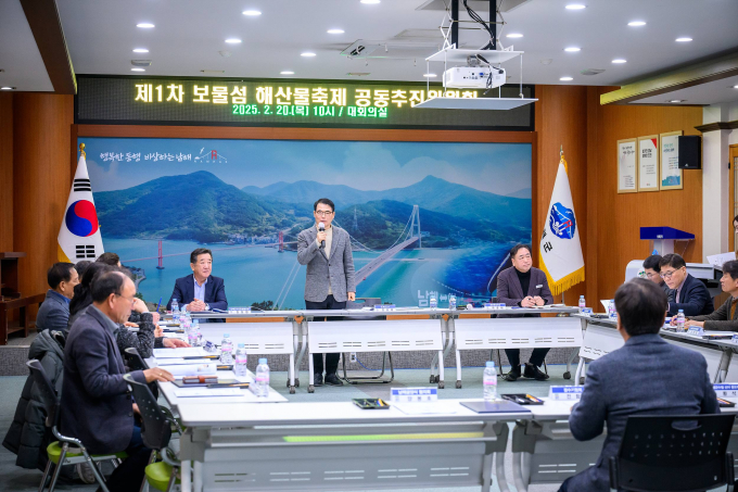 지난 20일 남해 보물섬 해산물축제 공공추진위원회 회의가 열렸다. 사진은 회의에서 장충남 군수가 인사말을 하고 있다./사진=남해군
