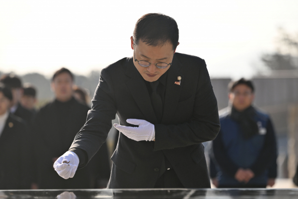 김상욱 국민의힘 의원이 국립5·18민주묘지를 찾아 광주에서 열린 탄핵반대 집회를 비판했다. 사진은 김상욱 국민의힘 의원이  국립5·18민주묘지를 찾아 오월 영령에 분향하는 모습. /사진=뉴시스