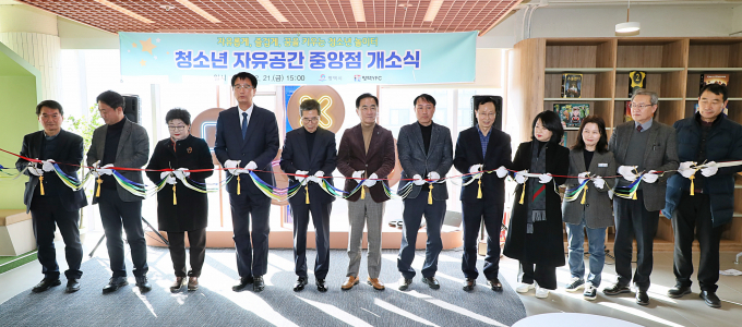  정장선 평택시장(오른쪽으로부터 7번째)이 베국순 평택YFC 이사장 등 관계자들이 참석한 가운데 지난 21일 '청소년자유공간 중앙점'(송탄로40번길 79-16, 3층)에서 개소식을 열고 있다. /사진제공=평택시