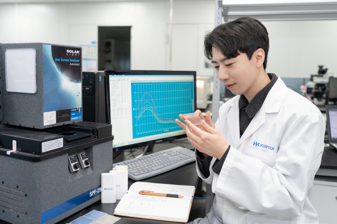  한국콜마가 세계 최초로 무기자외선차단제와 유기자외선차단제 성분을 결합한 복합자외선차단제 안정화 기술 개발에 성공했다. 한국콜마 UV테크이노베이션 연구소에서 연구원이 자외선 차단 관련 연구를 진행하고 있다. /사진=한국콜마