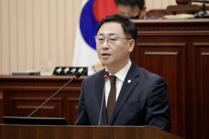 김성태 구리시의회 부의장이 24일 5분 자유발언을 통해 경기주택도시공사 이전 중단 사태 원인에 대해 '서울편입 추진'과 '부시장 공백 장기화'에 있다고 주장하고 나섰다. /사진제공=구리시의회