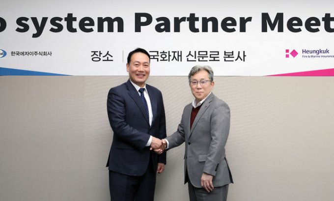 서울시 새문안로 흥국화재 본사에서 열린 '치매 예방과 치료를 위한 전략적 제휴' 업무 협약식에서 (왼쪽부터)고홍병 한국에자이 대표이사와 송윤상 흥국화재 대표이사가 기념 사진촬영을 하고 있다./사진=흥국화재