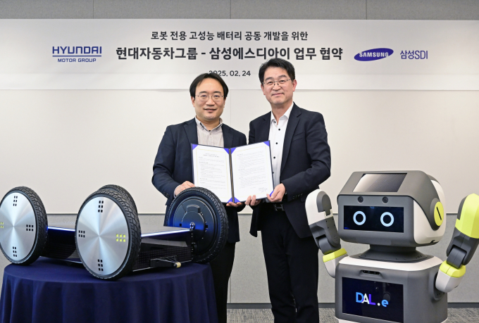 현대차·기아와 삼성SDI가 로봇 전용 배터리 공동 개발 업무협약을 맺었다. 사진은 협약식에 참석한 현동진(왼쪽) 현대차·기아 로보틱스랩장(상무)과 조한제 삼성SDI 소형사업부 전략마케팅팀장( 부사장). /사진=현대차그룹