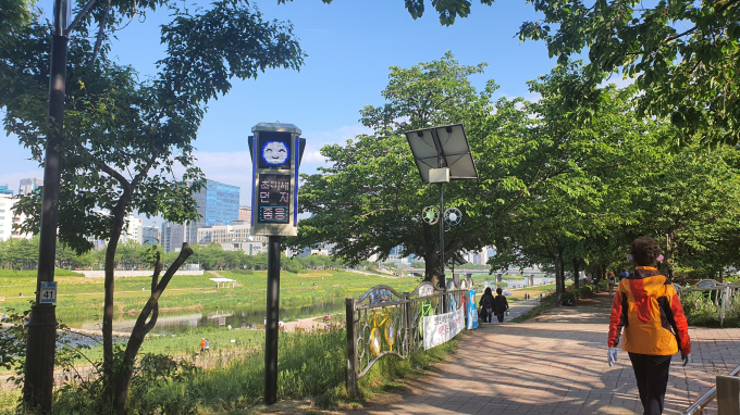 안양천에 설치된 미세먼지 신호등. /사진제공=광명시